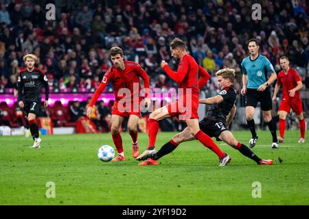 Thomas Mueller (FC Bayern Muenchen, #25), davor Leon Goretzka (FC Bayern Muenchen, #08) im Zweikampf mit Andras Schaefer (FC Union Berlin, #13), GER, FC Bayern Muenchen (FCB) vs 1. FC Union Berlin (FCU), Fussball Bundesliga, 9. Spieltag, Saison 2024/2025, 02.11.2024 normative DFB/DFL vietano qualsiasi uso di fotografie come sequenze di immagini e/o quasi-video foto: Eibner-Pressefoto/Michael Memmler Foto Stock