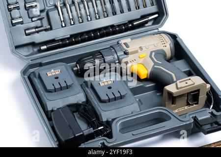 Avvitatore a batteria e set di punte e ugelli in valigia Foto Stock