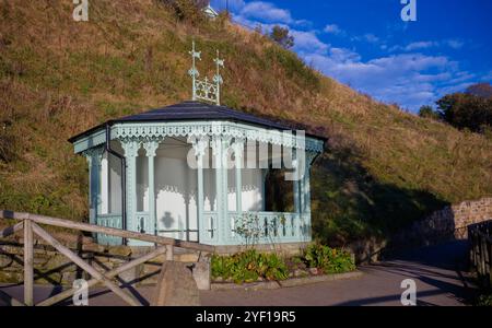 Il ricovero in legno ornato sul mare numero tre sopra la scalinata italiana della Spa a Scarborough Foto Stock