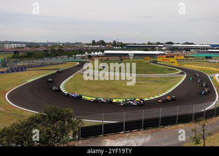 San Paolo, Brasile. 16 ottobre 2024. SAN PAOLO, BRASILE - 02 NOVEMBRE: Vista generale del primo giro di gara sprint del Gran Premio del Brasile di Formula 1 FIA all'autodromo Jose Carlos Pace il 2 novembre 2024 a Interlagos, San Paolo, Brasile. (Marcelo Machado de Melo /SPP) credito: SPP Sport Press Photo. /Alamy Live News Foto Stock