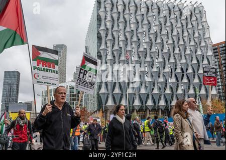 Londra, Regno Unito. 2 novembre 2024. I manifestanti pro-palestinesi marciano davanti all'ambasciata americana a Londra. Il 2 novembre 2024 i manifestanti pro-palestinesi stanno marciando verso l'ambasciata americana a Londra per chiedere la fine del conflitto a Gaza, la fine degli scioperi in Libano e per mostrare opposizione a una possibile guerra con l'Iran. Crediti: David Tramontan / Alamy Live News Foto Stock
