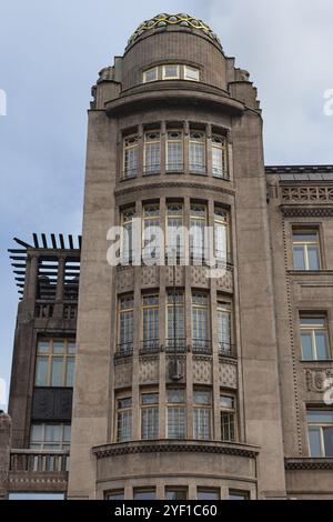 La monumentale facciata del Palazzo Koruna in Piazza Venceslao, Praga, è un esempio iconico di architettura Art Nouveau ceca - Repubblica Ceca. Foto Stock