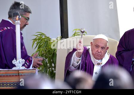 Città del Vaticano, Vatikanstadt. 2 novembre 2024. Papa Francesco conduce la messa Papale per la commemorazione di tutti i fedeli partiti al Cimitero Laurentino, cimitero alle porte di Roma, sabato 2 novembre 2024. Credito: dpa/Alamy Live News Foto Stock