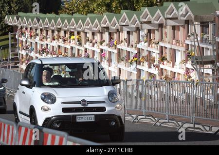 Città del Vaticano, Vatikanstadt. 2 novembre 2024. Papa Francesco conduce la messa Papale per la commemorazione di tutti i fedeli partiti al Cimitero Laurentino, cimitero alle porte di Roma, sabato 2 novembre 2024. Credito: dpa/Alamy Live News Foto Stock