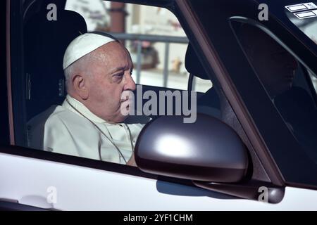 Città del Vaticano, Vatikanstadt. 2 novembre 2024. Papa Francesco conduce la messa Papale per la commemorazione di tutti i fedeli partiti al Cimitero Laurentino, cimitero alle porte di Roma, sabato 2 novembre 2024. Credito: dpa/Alamy Live News Foto Stock