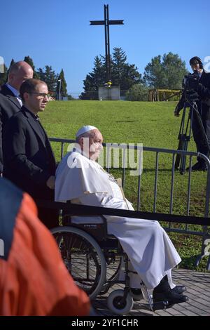 Città del Vaticano, Vatikanstadt. 2 novembre 2024. Papa Francesco conduce la messa Papale per la commemorazione di tutti i fedeli partiti al Cimitero Laurentino, cimitero alle porte di Roma, sabato 2 novembre 2024. Credito: dpa/Alamy Live News Foto Stock