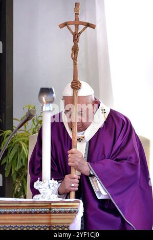 Città del Vaticano, Vatikanstadt. 2 novembre 2024. Papa Francesco conduce la messa Papale per la commemorazione di tutti i fedeli partiti al Cimitero Laurentino, cimitero alle porte di Roma, sabato 2 novembre 2024. Credito: dpa/Alamy Live News Foto Stock