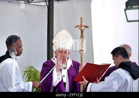 Città del Vaticano, Vatikanstadt. 2 novembre 2024. Papa Francesco conduce la messa Papale per la commemorazione di tutti i fedeli partiti al Cimitero Laurentino, cimitero alle porte di Roma, sabato 2 novembre 2024. Credito: dpa/Alamy Live News Foto Stock