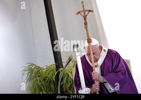 Città del Vaticano, Vatikanstadt. 2 novembre 2024. Papa Francesco conduce la messa Papale per la commemorazione di tutti i fedeli partiti al Cimitero Laurentino, cimitero alle porte di Roma, sabato 2 novembre 2024. Credito: dpa/Alamy Live News Foto Stock