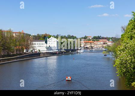 Vista panoramica della Moldava di Praga, con il Museo Kampa sulla sinistra e lo storico Ponte Carlo sul retro, Repubblica Ceca. Foto Stock