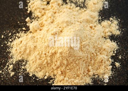 Un mucchio di proteine del siero di latte in polvere su sfondo scuro, vista dall'alto Foto Stock