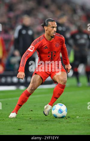 Leroy sane FC Bayern Muenchen FCB (10) Aktion am Ball FC Bayern Muenchen FCB vs 1. LE NORMATIVE DFL DEL FC UNION BERLIN FCU 02.11.2024 VIETANO QUALSIASI USO DI FOTOGRAFIE COME SEQUENZE DI IMMAGINI E/O QUASI-VIDEO Foto Stock