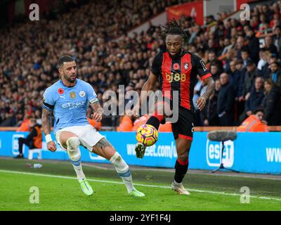 Bournemouth, Regno Unito. 2 novembre 2024. Bournemouth, Inghilterra, 2 novembre 2024: Kyle Walker (a sinistra) del Manchester City combatte con Antoine Semenyo (a destra) del Bournemouth durante la partita di calcio di Premier League tra Bournemouth e Manchester City al Vitality Stadium di Bournemouth, Inghilterra. (David Horton/SPP) (David Horton/SPP) credito: SPP Sport Press Photo. /Alamy Live News Foto Stock