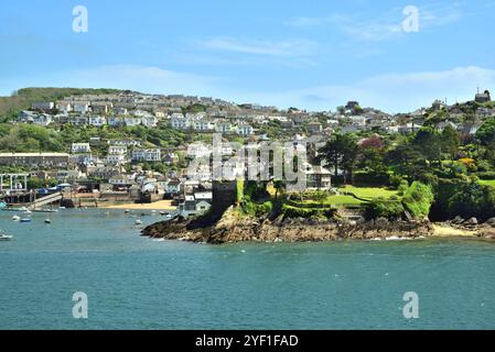 Vista sull'estuario Fowey verso Polruan, Cornovaglia. Foto Stock
