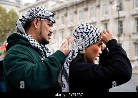 Il 2 novembre 2024 migliaia di persone si sono incontrate a Whitehall per marciare verso l'ambasciata americana a sostegno della Palestina, chiedendo un cessate il fuoco e la fine Foto Stock