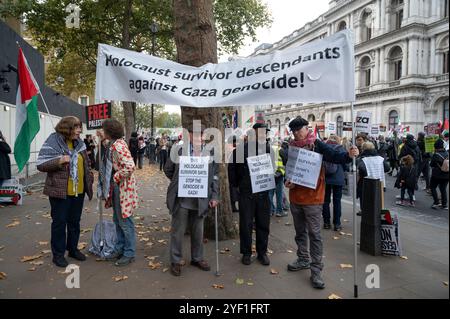 Il 2 novembre 2024 migliaia di persone si sono incontrate a Whitehall per marciare verso l'ambasciata americana a sostegno della Palestina, chiedendo un cessate il fuoco e la fine Foto Stock