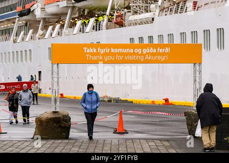 Akureyri, Islanda - 24 agosto 2024: Passeggeri delle navi da crociera che lasciano una nave da crociera nel porto di Akureyri nel nord dell'Islanda Foto Stock