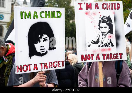 Il 2 novembre 2024 migliaia di persone si sono incontrate a Whitehall per marciare verso l'ambasciata americana a sostegno della Palestina, chiedendo un cessate il fuoco e la fine Foto Stock