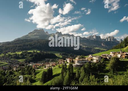 Incastonata su una pittoresca collina, si trova un'affascinante cittadina, con maestose montagne che si innalzano sullo sfondo, creando una vista serena Foto Stock