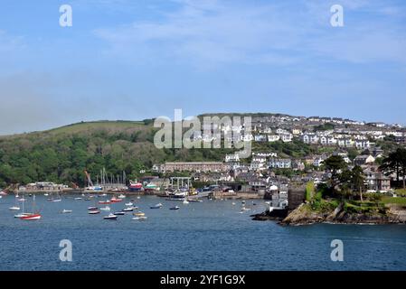 Vista sull'estuario Fowey verso Polruan, Cornovaglia. Foto Stock