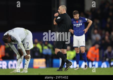 Ipswich, Regno Unito. 2 novembre 2024. L'arbitro Tim Robinson suona il fischio a tempo pieno durante la partita Ipswich Town FC contro Leicester City FC English Premier League a Portman Road, Ipswich, Inghilterra, Regno Unito il 2 novembre 2024 Credit: Every Second Media/Alamy Live News Foto Stock