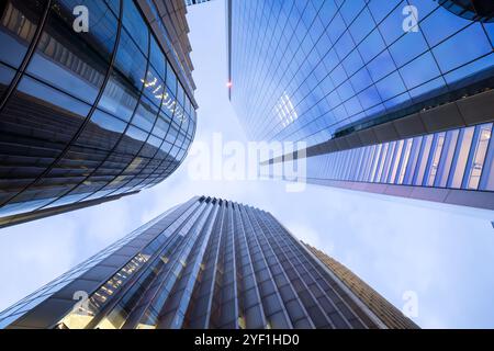 Vista del cielo attraverso gli spazi tra gli edifici a grattacielo costruiti in modo fitto nel centro di Londra, Inghilterra, Regno Unito Foto Stock