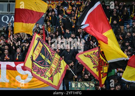 Parigi, Francia. 2 novembre 2024. I tifosi del Lens tifanno la loro squadra prima della partita di calcio francese L1 tra il Paris Saint-Germain e il RC Lens allo stadio Parc des Princes di Parigi il 2 novembre 2024. Foto di Firas Abdullah/ABACAPRESS. COM credito: Abaca Press/Alamy Live News Foto Stock