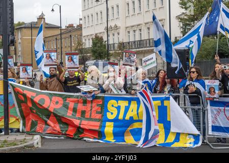 Londra, Regno Unito. 2 novembre 24. Parte di un gruppo più grande che protesta contro la marcia. Dopo il naufragio di alcuni a Downing St, molte migliaia di persone hanno marciato in una massiccia demo nazionale del PSC verso un raduno vicino all'ambasciata degli Stati Uniti a Nine Elms chiedendo un'azione urgente da parte della comunità internazionale per porre fine ai brutali attacchi contro civili, ospedali e scuole a Gaza e porre fine alla deliberata fame dei palestinesi. Tutte le forniture di armi a Israele dovrebbero cessare, con un cessate il fuoco immediato e permanente, il rilascio di ostaggi e i negoziati per una soluzione a due Stati con la fine dell'occupazione israeliana e una Palestina libera. Peter Foto Stock