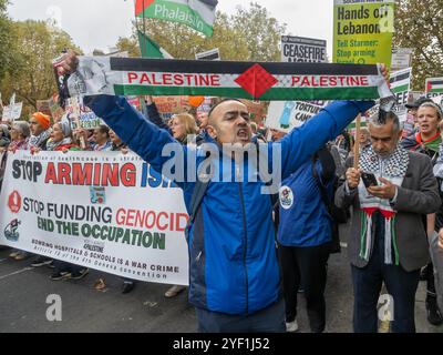 Londra, Regno Unito. 2 novembre 24. Operatori sanitari. Dopo il naufragio di alcuni a Downing St, molte migliaia di persone hanno marciato in una massiccia demo nazionale del PSC verso un raduno vicino all'ambasciata degli Stati Uniti a Nine Elms chiedendo un'azione urgente da parte della comunità internazionale per porre fine ai brutali attacchi contro civili, ospedali e scuole a Gaza e porre fine alla deliberata fame dei palestinesi. Tutte le forniture di armi a Israele dovrebbero cessare, con un cessate il fuoco immediato e permanente, il rilascio di ostaggi e i negoziati per una soluzione a due Stati con la fine dell'occupazione israeliana e una Palestina libera. Peter Marshall/Alamy Live News Foto Stock