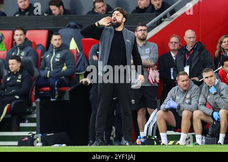 Southampton, Regno Unito. 2 novembre 2024. Russell Martin, allenatore del Southampton FC, si rivolge alla sua squadra durante la partita tra Southampton FC e Everton FC a St Mary's Stadium, Southampton, Inghilterra, Regno Unito il 2 novembre 2024 Credit: Every Second Media/Alamy Live News Foto Stock