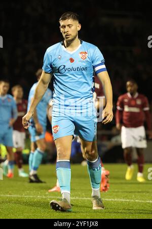 Connor Johnson di Kettering Town (a destra) sembra sventato dopo aver segnato un autogol durante la partita del primo turno della Emirates fa Cup al Sixfields Stadium di Northampton. Data foto: Sabato 2 novembre 2024. Foto Stock