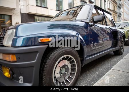 Londra, Regno Unito, 2 novembre 2024 migliaia di appassionati di motori partecipano allo spettacolo inaugurale di St James's Motoring che si tiene a Pall Mall, nel centro di Londra. Organizzato dal Royal Automobile Club come successore del St James's International Concours, questo nuovo evento mira a diventare il più grande e prestigioso raduno di veicoli a motore classici e veterani. Con il Consiglio di Westminster che concede il permesso per la chiusura di strade a St James’s e nelle aree circostanti, ci si aspetta che migliaia di persone parteciperanno all’evento di un giorno. Crediti: James Willoughby/ALAMY Live News Foto Stock