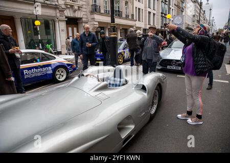 Londra, Regno Unito, 2 novembre 2024 migliaia di appassionati di motori partecipano allo spettacolo inaugurale di St James's Motoring che si tiene a Pall Mall, nel centro di Londra. Organizzato dal Royal Automobile Club come successore del St James's International Concours, questo nuovo evento mira a diventare il più grande e prestigioso raduno di veicoli a motore classici e veterani. Con il Consiglio di Westminster che concede il permesso per la chiusura di strade a St James’s e nelle aree circostanti, ci si aspetta che migliaia di persone parteciperanno all’evento di un giorno. Crediti: James Willoughby/ALAMY Live News Foto Stock