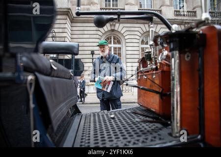 Londra, Regno Unito, 2 novembre 2024 migliaia di appassionati di motori partecipano allo spettacolo inaugurale di St James's Motoring che si tiene a Pall Mall, nel centro di Londra. Organizzato dal Royal Automobile Club come successore del St James's International Concours, questo nuovo evento mira a diventare il più grande e prestigioso raduno di veicoli a motore classici e veterani. Con il Consiglio di Westminster che concede il permesso per la chiusura di strade a St James’s e nelle aree circostanti, ci si aspetta che migliaia di persone parteciperanno all’evento di un giorno. Crediti: James Willoughby/ALAMY Live News Foto Stock