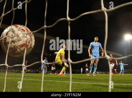 Connor Johnson di Kettering Town (a destra) sembra sventato dopo aver segnato un autogol durante la partita del primo turno della Emirates fa Cup al Sixfields Stadium di Northampton. Data foto: Sabato 2 novembre 2024. Foto Stock