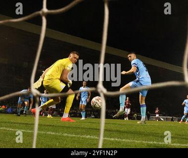 Connor Johnson (a destra) di Kettering Town segna un autogol durante la partita del primo turno della Coppa degli Emirati Arabi al Sixfields Stadium di Northampton. Data foto: Sabato 2 novembre 2024. Foto Stock