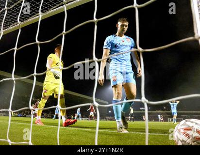 Connor Johnson di Kettering Town (a destra) mostra un degrado dopo aver segnato un autogol durante la partita del primo turno della Coppa degli Emirati Arabi al Sixfields Stadium di Northampton. Data foto: Sabato 2 novembre 2024. Foto Stock