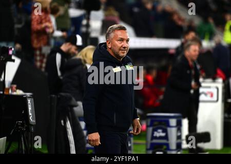 ABD0132 20241102 - LINZ - Österreich: Allenatore Manfred Schmid (TSV Egger Glas Hartberg) am Sonntag, 3. 2024 novembre, während der Admiral Bundesliga-Begegnung, Grunddurchgang, 12 anni. Spieltag, zwischen LASK Linz und TSV Egger Glas Hartberg a Linz. - FOTO: APA/EXPA/REINHARD EISENBAUER - 20241103 PD0024 credito: APA-PictureDesk/Alamy Live News Foto Stock