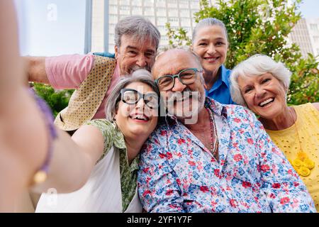 Gruppo di amici anziani che si incontrano all'aperto in città e si divertono: Persone anziane allegre che si legano insieme, concetti di anziani, qualità della vita e Foto Stock