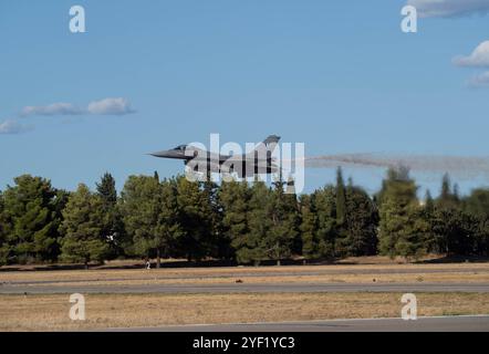 Zeus Demo Team F-16 dell'aeronautica militare ellenica (greca) in solitaria Foto Stock