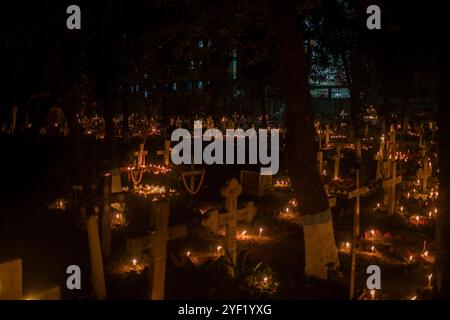 Tombe decorate con fiori e candele viste durante l'All Souls Day. Ogni giorno delle anime è celebrato dai cristiani rendendo omaggio ai loro amici e parenti, che sono morti. Le tombe sono splendidamente decorate con fiori, candele e bastoncini di incenso. Foto Stock