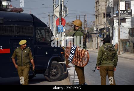 Srinagar, India. 2 novembre 2024. Il personale di sicurezza mantiene la vigilanza a Khanyar, Srinagar, India, il 2 novembre 2024, mentre si svolge un incontro. I funzionari confermano la morte del comandante Let Usman, mentre quattro membri della sicurezza sono rimasti feriti nell'operazione. (Foto di Danish Showkat/Sipa USA). Crediti: SIPA USA/Alamy Live News Foto Stock