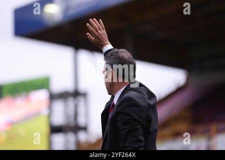 Bradford, Regno Unito. 2 ottobre 2024. Il manager dell'Aldershot Town Tommy Widdrington suona durante la partita di Coppa di Bradford City contro Aldershot Town fa Cup del 2 novembre 2024 all'University of Bradford Stadium, Bradford, Regno Unito Foto Stock