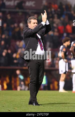 Bradford, Regno Unito. 2 ottobre 2024. Il manager dell'Aldershot Town Tommy Widdrington applaude i tifosi itineranti durante la partita del primo turno della Coppa di Bradford City contro Aldershot Town fa Cup all'University of Bradford Stadium, Bradford, Regno Unito, il 2 novembre 2024 Credit: Every Second Media/Alamy Live News Foto Stock