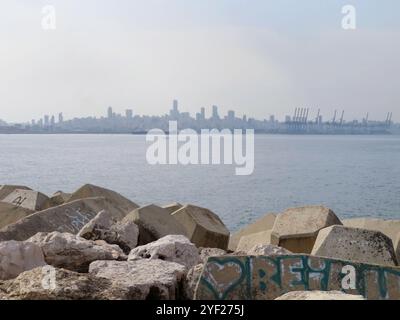 Beirut, Libano. 2 novembre 2024. Skyline di Beirut, Libano, 2 novembre 2024 2024. (Foto di Elisa Gestri/Sipa USA) credito: SIPA USA/Alamy Live News Foto Stock