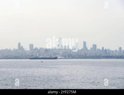 Beirut, Libano. 2 novembre 2024. Skyline di Beirut, Libano, 2 novembre 2024 2024. (Foto di Elisa Gestri/Sipa USA) credito: SIPA USA/Alamy Live News Foto Stock