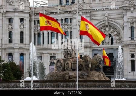 Madrid, Spagna. 2 novembre 2024. Bandiere spagnole issate a mezz'asta in Plaza de Cibeles in occasione dei tre giorni di lutto ufficiale decretato dal governo spagnolo dopo gli effetti della DANA che ha colpito Valencia. Madrid apre 22 punti di raccolta per gli aiuti destinati a Valencia: Dove è possibile donare cibo, abbigliamento e articoli per la casa. Il Consiglio comunale di Madrid ha istituito un proprio consiglio e spazi nei suoi 21 distretti per la consegna di beni di prima necessità. Possono anche essere depositati in 22 stazioni di polizia municipali. Credito: SOPA Images Limited/Alamy Live News Foto Stock