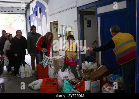 Madrid, Spagna. 2 novembre 2024. I volontari raccolgono donazioni di aiuto. Madrid apre 22 punti di raccolta per gli aiuti destinati a Valencia: Dove è possibile donare cibo, abbigliamento e articoli per la casa. Il Consiglio comunale di Madrid ha istituito un proprio consiglio e spazi nei suoi 21 distretti per la consegna di beni di prima necessità. Possono anche essere depositati in 22 stazioni di polizia municipali. Credito: SOPA Images Limited/Alamy Live News Foto Stock