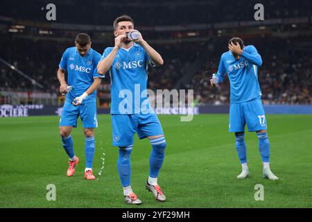 Milano, Italia. 29 ottobre 2024. Billy Gilmour della SSC Napoli beve acqua mentre i compagni di squadra Alessandro Buongiorno della SSC Napoli e Mathias Olivera si rinfrescano prima di dare il via alla partita di serie A A a Giuseppe Meazza, Milano. Il credito per immagini dovrebbe essere: Jonathan Moscrop/Sportimage Credit: Sportimage Ltd/Alamy Live News Foto Stock