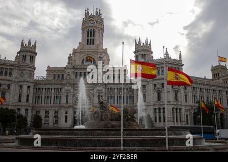 Bandiere spagnole issate a mezz'asta in Plaza de Cibeles in occasione dei tre giorni di lutto ufficiale decretato dal governo spagnolo dopo gli effetti della DANA che ha colpito Valencia. Madrid apre 22 punti di raccolta per gli aiuti destinati a Valencia: Dove è possibile donare cibo, abbigliamento e articoli per la casa. Il Consiglio comunale di Madrid ha istituito un proprio consiglio e spazi nei suoi 21 distretti per la consegna di beni di prima necessità. Possono anche essere depositati in 22 stazioni di polizia municipali. (Foto di David Canales/SOPA Images/Sipa USA) Foto Stock